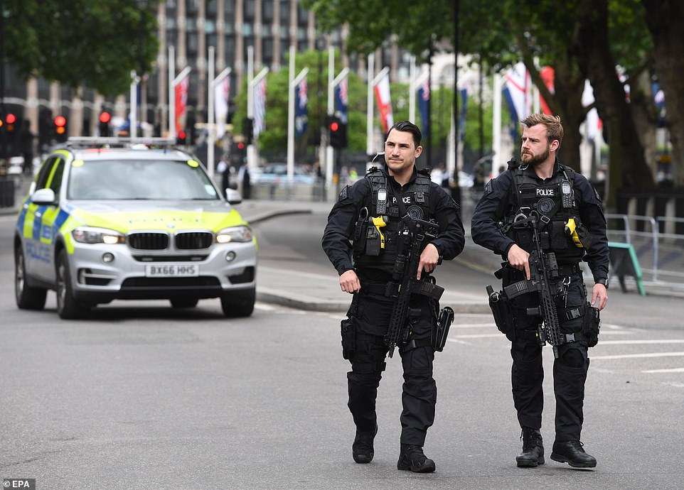 FOTOT/ 14 makina të armatosura dhe “Bisha”. Super masat e sigurisë për Trump në Britani 12 siguria 15