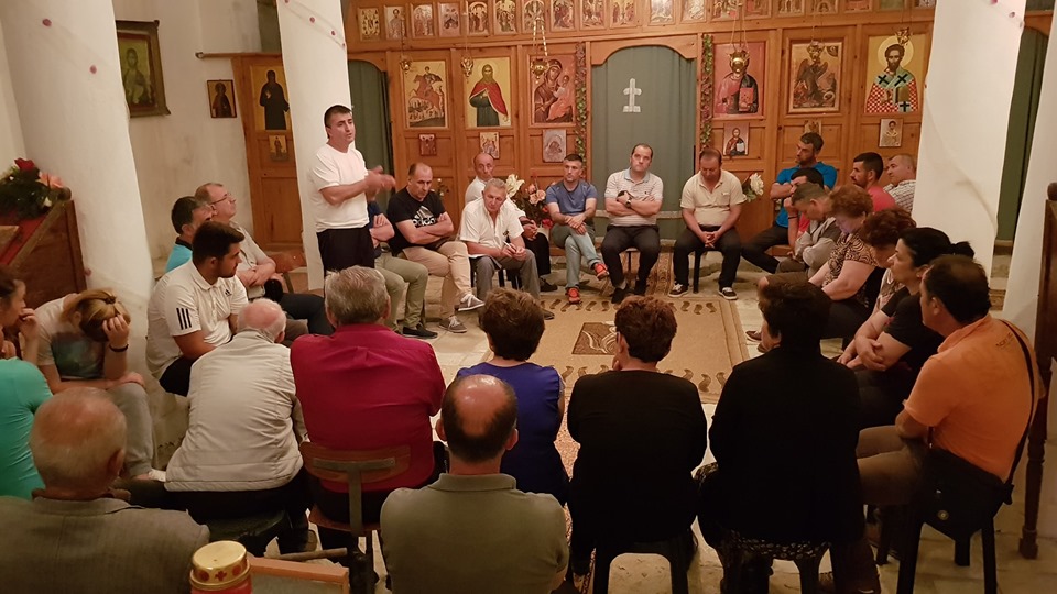 Surprizon kryebashkiaku Tërmet Peçi, takim elektoral në kishë 1 termetpecikishe 1 1