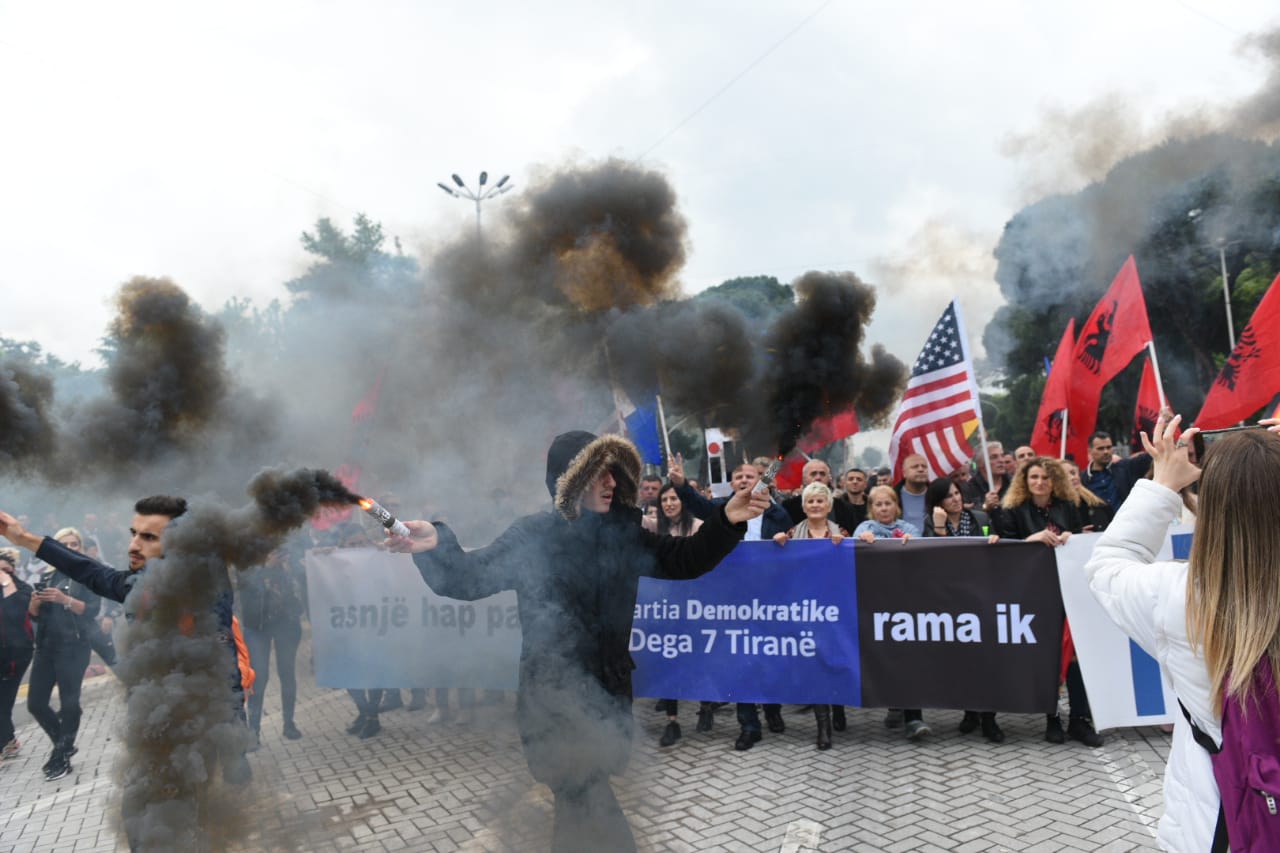 ORË PAS ORE/ Protesta marshim, Basha sposton turmën drejt Parlamentit: Lart dritat e shpresës! tym te kryeministria