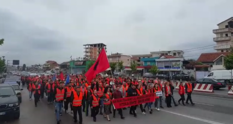 ORË PAS ORE/ Protesta marshim, Basha sposton turmën drejt Parlamentit: Lart dritat e shpresës! 2 unaza astiri