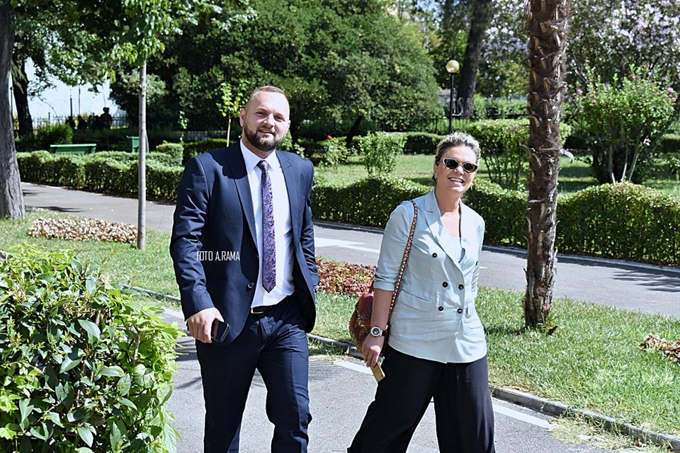 FOTO/ Kush janë deputetët e rinj, nga anonimë e të papunë me zyra luksoze, makina dhe shoqërues 10 12 3 1