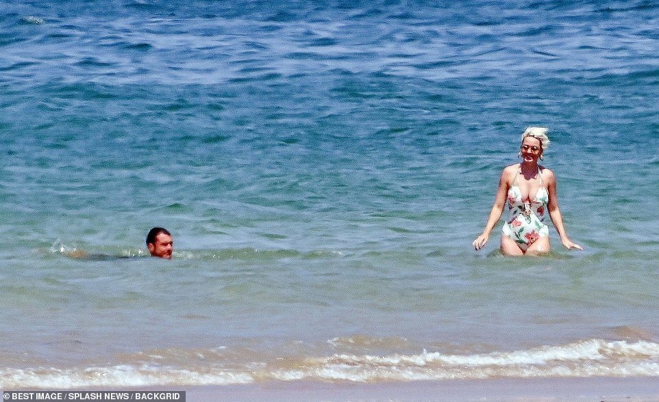 15788546 7225851 Going for a dip British 42 year old actor Orlando cooled off in a 154 1562614094479 1