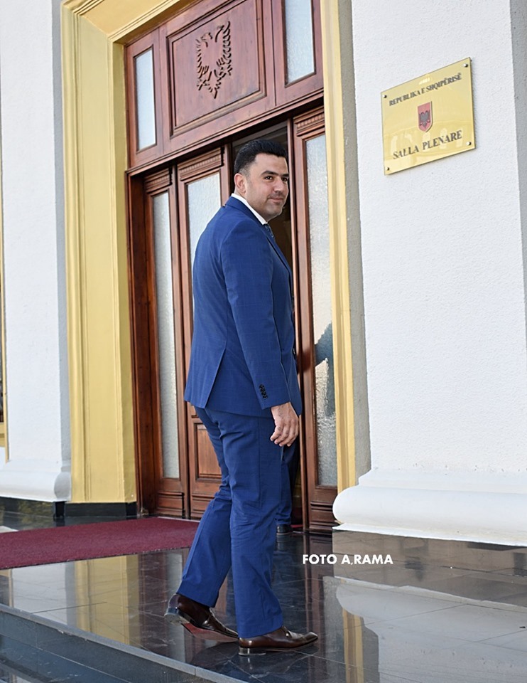 FOTO/ Kush janë deputetët e rinj, nga anonimë e të papunë me zyra luksoze, makina dhe shoqërues 2 2 7