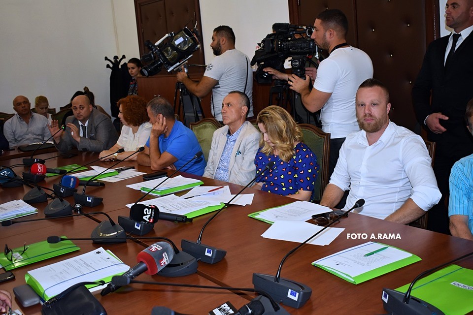 FOTO/ Kush janë deputetët e rinj, nga anonimë e të papunë me zyra luksoze, makina dhe shoqërues 3 3 6