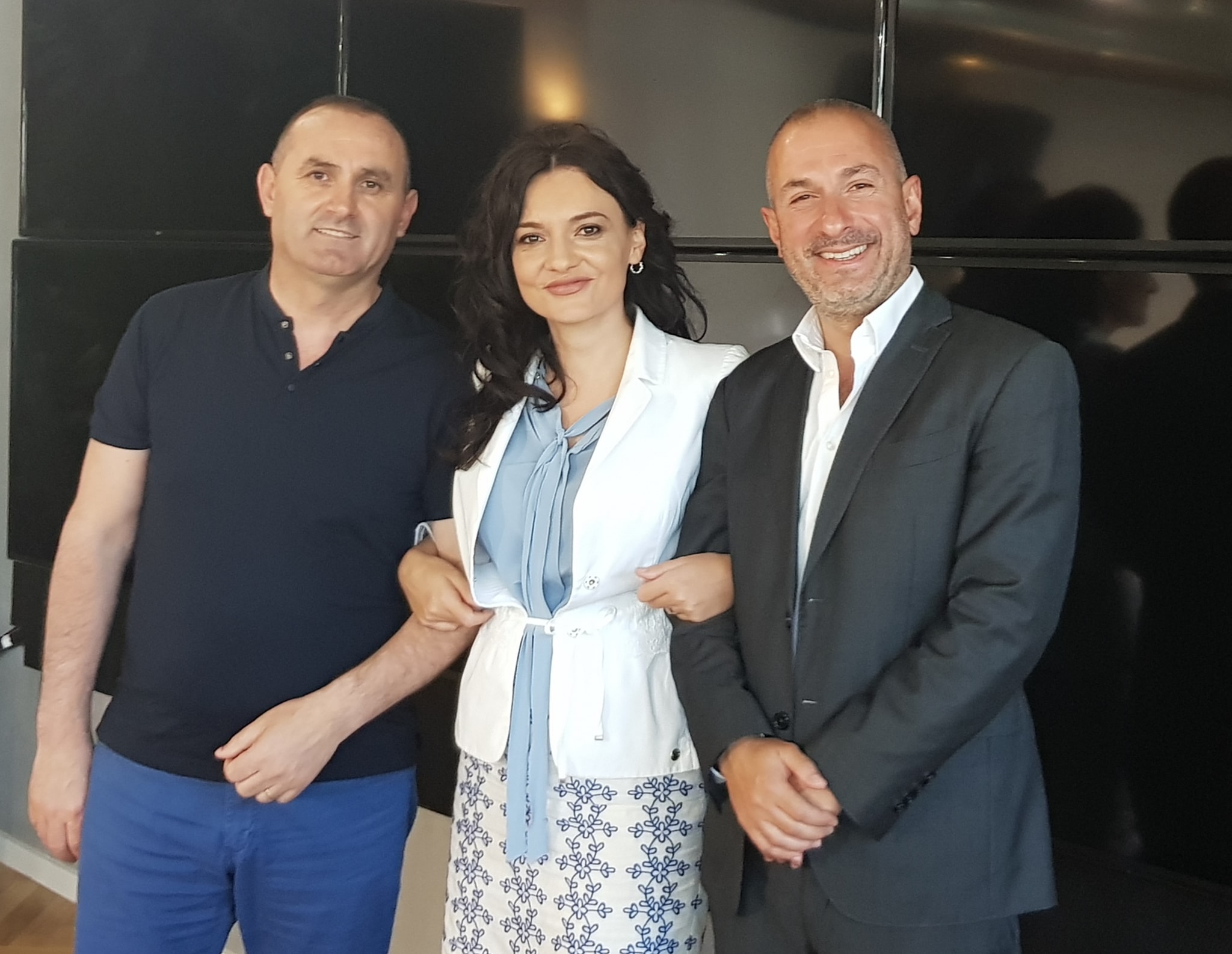 Foto-Lajm / Elisa Spiropali u fut krahun dy burrave në PS 1 66821791 1299638910202792 4856766958395195392 o