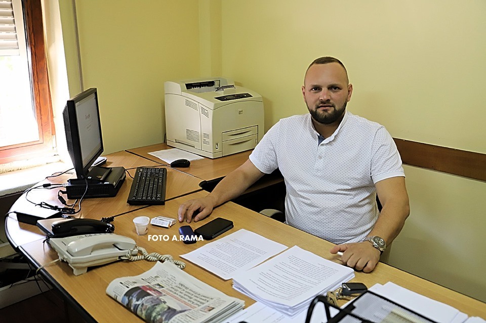 FOTO/ Kush janë deputetët e rinj, nga anonimë e të papunë me zyra luksoze, makina dhe shoqërues 7 9 3