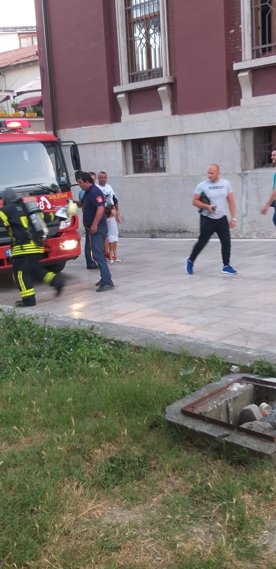 Merr flakë godina e Bashkisë së Durrësit, zjarri rrezikon disa dokumentacione 2 Bashia 3