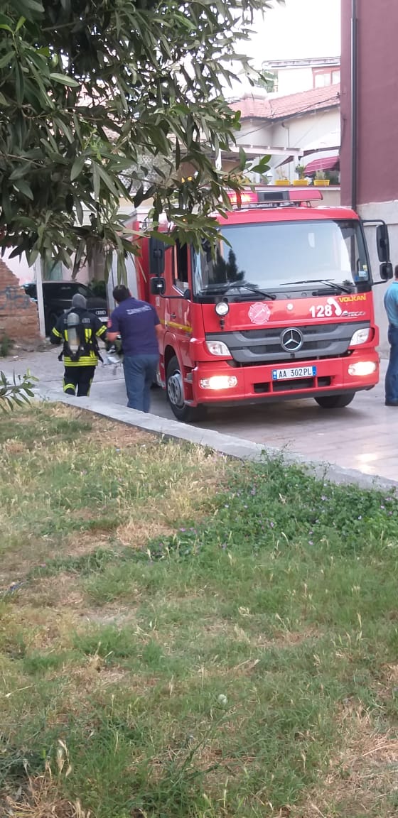 Merr flakë godina e Bashkisë së Durrësit, zjarri rrezikon disa dokumentacione 3 Bashkia 2