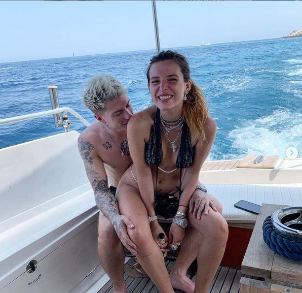 Bella Thorne pushime me të dashurin në Capri 2 Bela 2