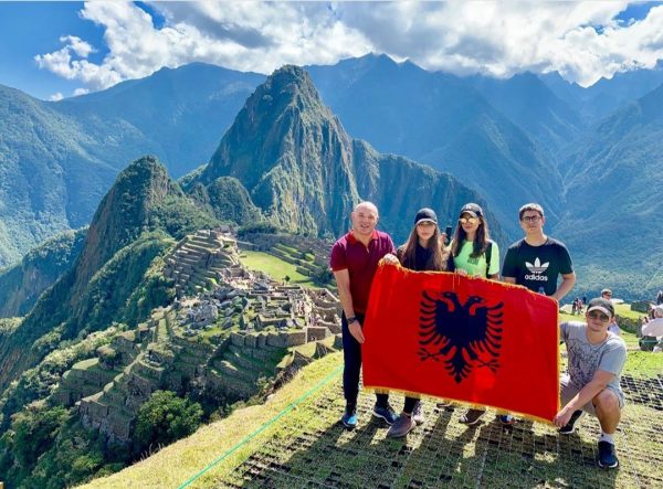 Blendi Fevziu ngjitet në malin ‘Machu Picchu’, këtë herë merr me vete një person special Blendiii