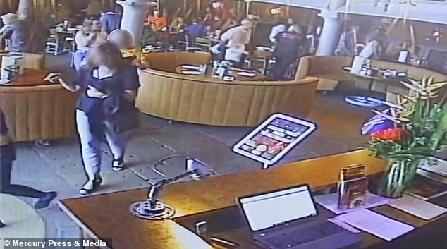 Alarm fals për zjarr në restorant, klientët ia “mbathin” pa paguar 3 Daniel Hesketh 3
