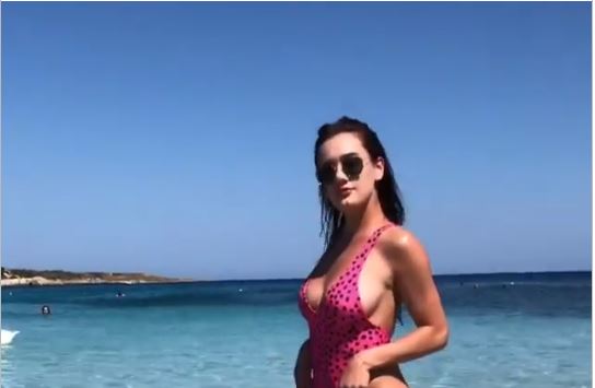 Kaudia Pepa “çmend” ndjekësit, e gjitha në rozë buzë pishinës 2 Kaudia Pepa 3