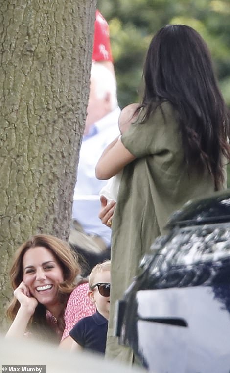 Fotot/ Meghan Markle del për herë të parë në publik me Archie-n! 2 Meghan 3