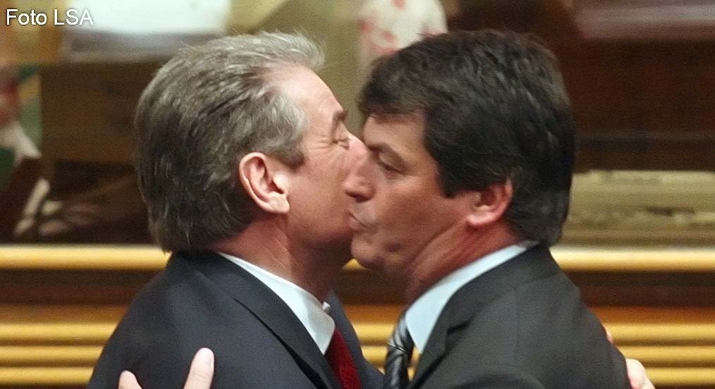 Bamir Topi flet për marrëdhënien me Sali Berishën Presidenti i Sapozgjedhur Bamir Topi duke u pershendetur me Kryeminisrin Sali Berisha