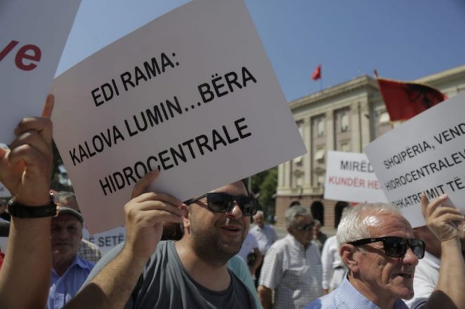 Qytetarët para Kryeministrisë, protestë kundër ndërtimit të HEC-eve Protesta