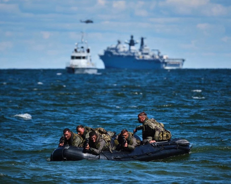 FOTOT: Britanikët zbarkojnë në ishullin e “pushtuar” nga rusët Screenshot 1 6
