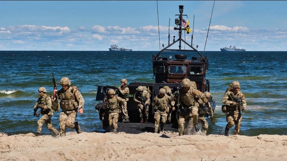 FOTOT: Britanikët zbarkojnë në ishullin e “pushtuar” nga rusët 3 Screenshot 3 3 1