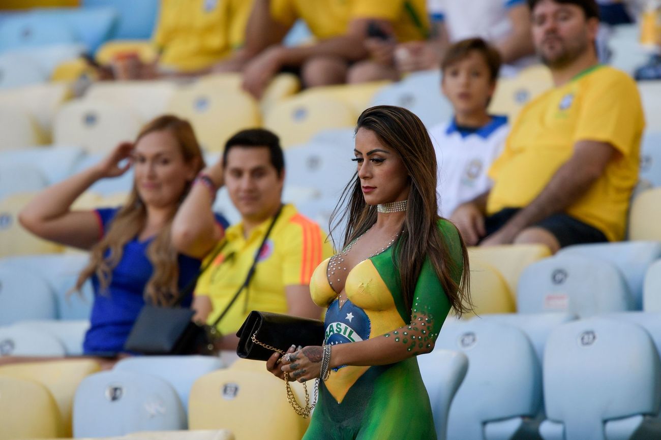Tifozja braziliane shkoi në finale nudo, me trupin e mbuluar me bojë 2 Tifozja braziliane 2