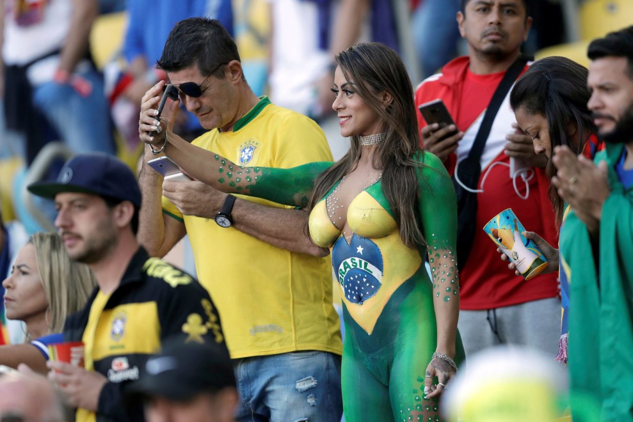 Tifozja braziliane shkoi në finale nudo, me trupin e mbuluar me bojë 3 Tifozja braziliane 3