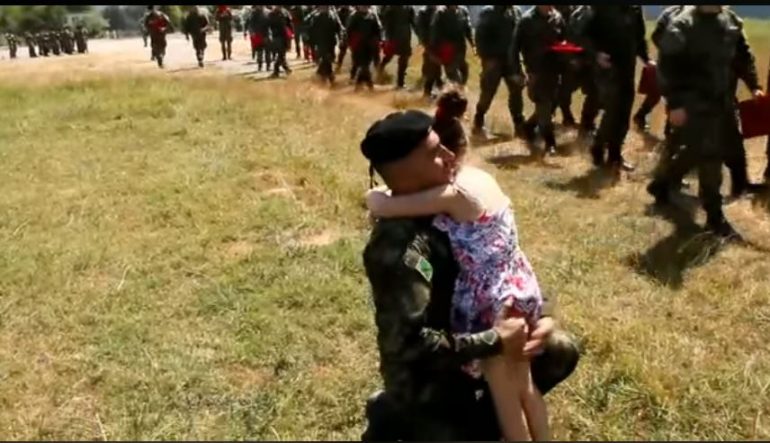 Ushtaraku kthehet nga Afganistani, vajza lë lojën dhe i hidhet në qafë Ushtaraku