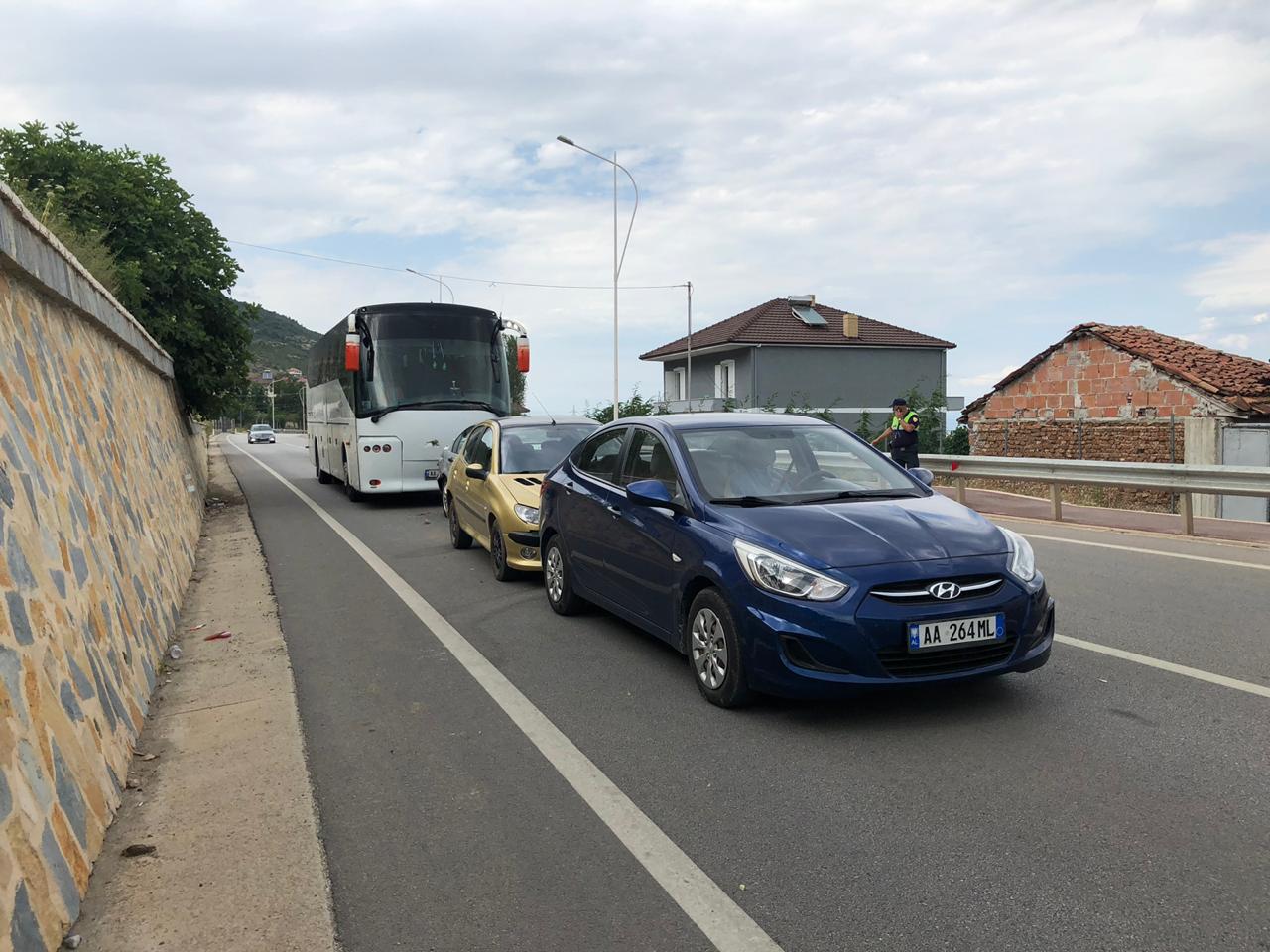 VIDEO/ Aksident i shumëfishte, përfshihen tre mjete dhe autobusi i linjës Shqipëri-Greqi, plagoset një fëmijë aksidenti pogradec