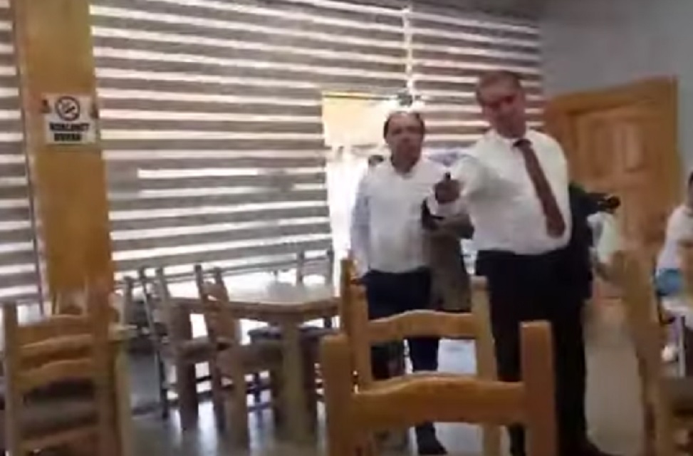 E quajnë “plehrë e Gramoz Ruçit”, deputetin e nxjerrin nga lokali (VIDEO) alimadhi lokal