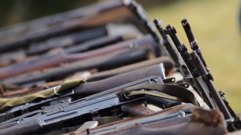 Snajper preciz dhe armë moderne: Zbulohet baza e grupit kriminal nga Elbasani arme
