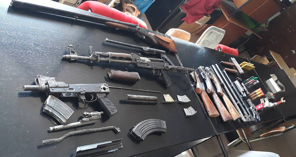 Aksioni sekret në Elbasan një ditë pas zgjedhjeve që zbuloi arsenalin e armëve. Kontrolli pas atentatit ndaj vëllezërve, dyshohet se… arme2