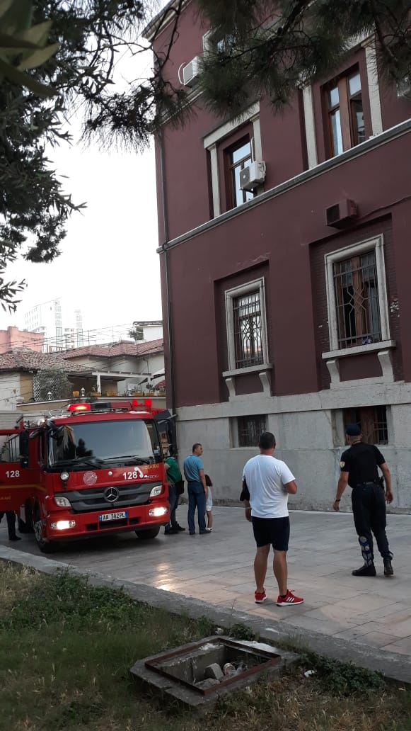 Merr flakë godina e Bashkisë së Durrësit, zjarri rrezikon disa dokumentacione bashkia