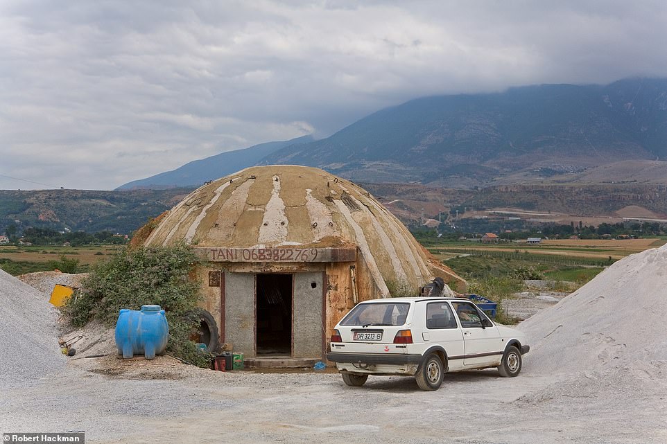 “Imazhe të pabesueshme të 175 mijë strehëzave të Luftës së Ftohtë”- “Daily Mail” artikull për shndërrimin e bunkerëve në Shqipëri 2 bunker 2 1