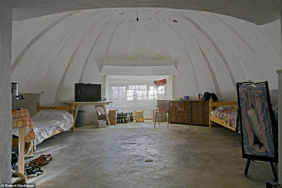“Imazhe të pabesueshme të 175 mijë strehëzave të Luftës së Ftohtë”- “Daily Mail” artikull për shndërrimin e bunkerëve në Shqipëri 7 bunker 7 1