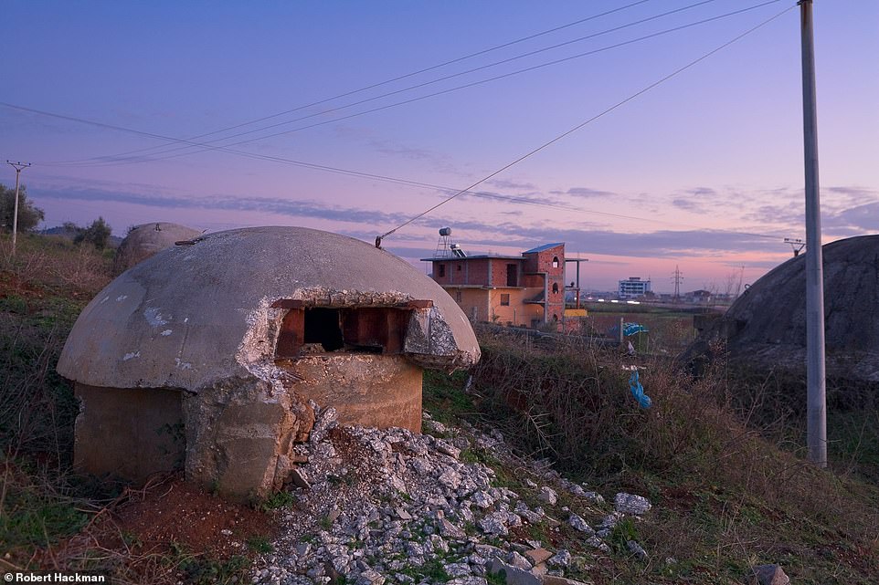 “Imazhe të pabesueshme të 175 mijë strehëzave të Luftës së Ftohtë”- “Daily Mail” artikull për shndërrimin e bunkerëve në Shqipëri 8 bunker 8