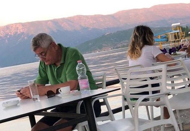 Para proteste, Dash Shehi kafe buzë liqenit dashi