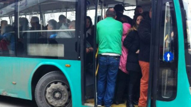 Shoferi i autobuzit i dehur, fatorinoja rrëzohet nga dera e hapur fatorino