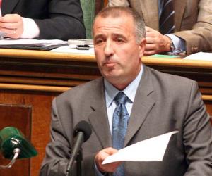 Ish-deputeti i PD: I mbyturi të mbyt! Hiqni qafe Berishën, nëse doni t’ju votëbesojmë fatos