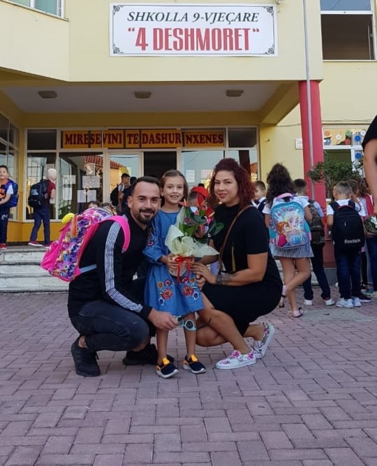 Florian Agalliu krenar për të bijën: A quhesh e para e klasës kështu? 1 flori 2