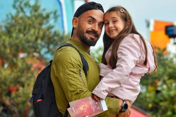 Florian Agalliu krenar për të bijën: A quhesh e para e klasës kështu? flori