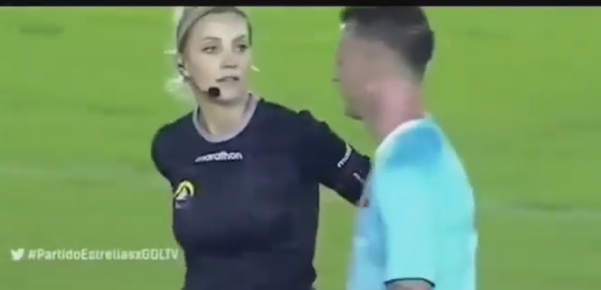 Si e turpëroi Gjyqtarja seksi në mes të ndeshjes futbollistin (VIDEO) gjyqtare