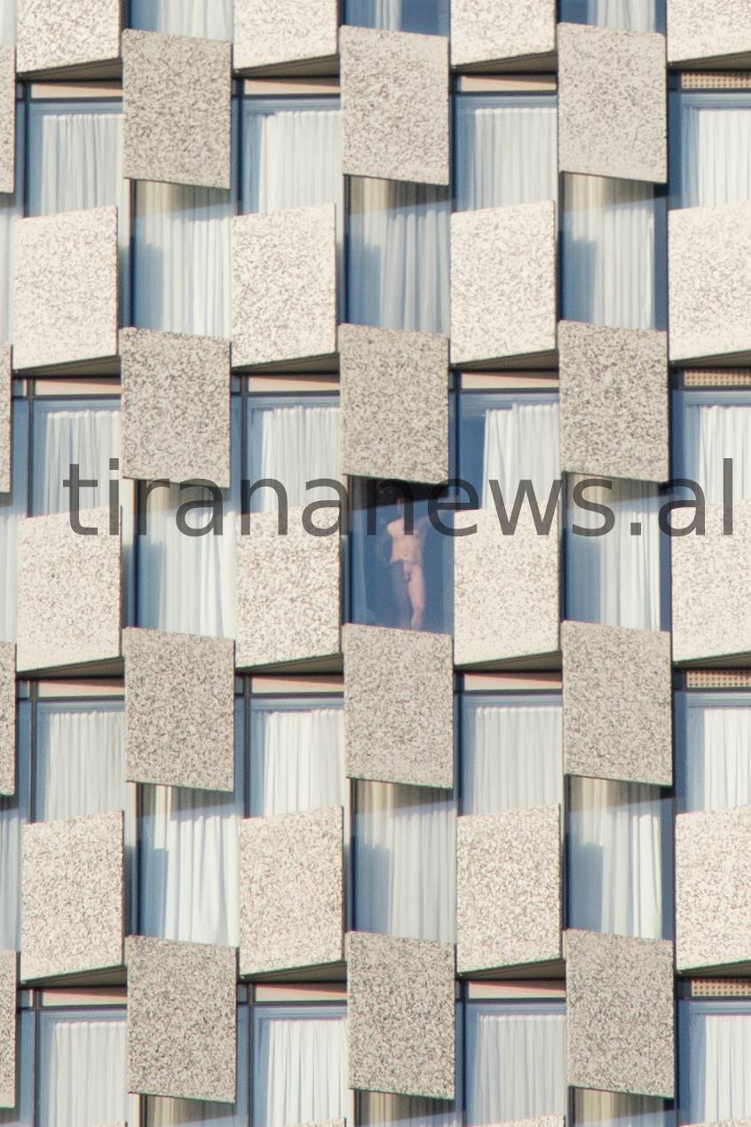Para proteste, turisti nudo në dritaren e hotelit pranë Kuvendit 1 hotel plaza tourist 1