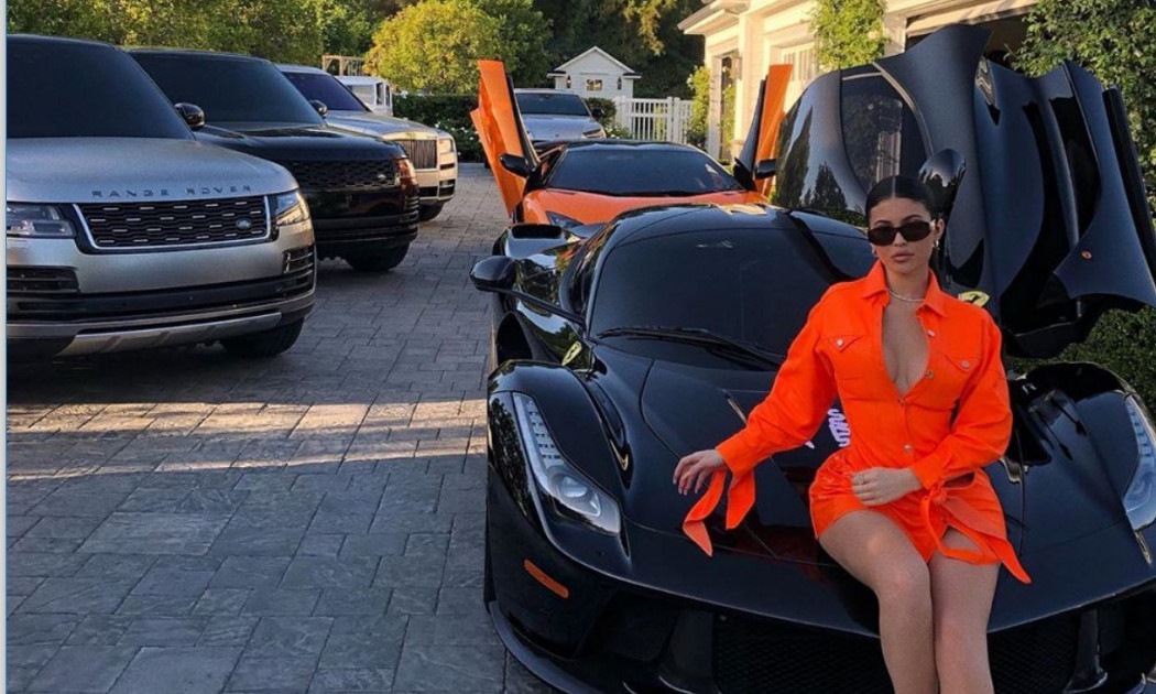 Kylie Jenner kalon kufijtë e provokimit, pozon komplet e zhveshur keyli
