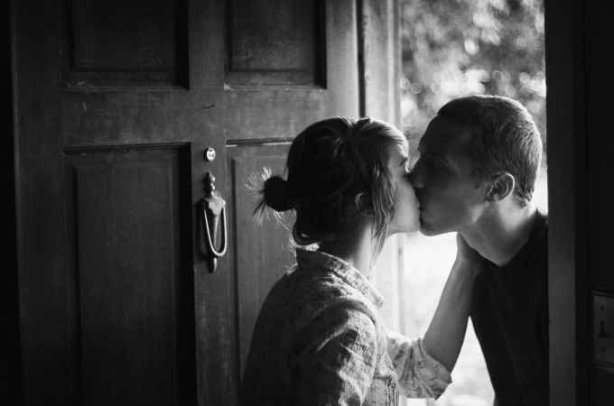 Studimi/ Gjatësia ndikon në marrëdhënien në çift kiss at door