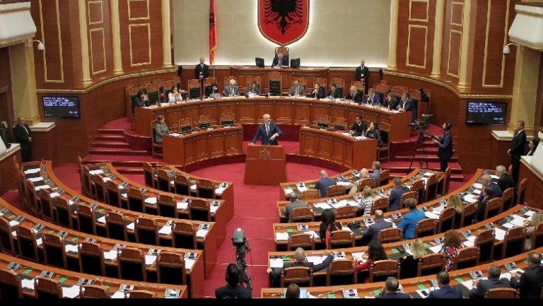 Zbardhen emrat e anëtarëve të komisionit hetimor për shkarkimin e presidentit Meta kuvend