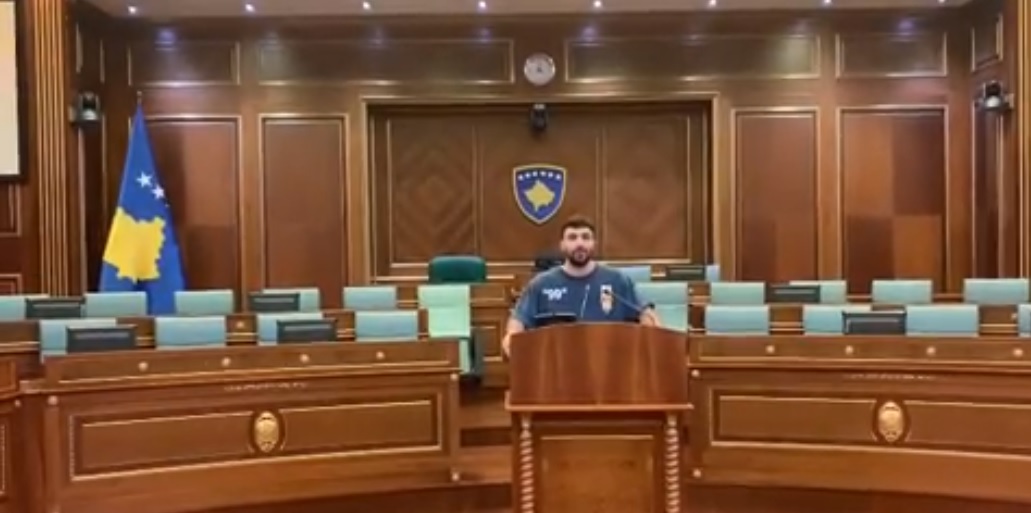 VIDEO / Habit këngëtari shqiptar, iu drejtohet fansave nga foltorja e Kuvendit ledri vula