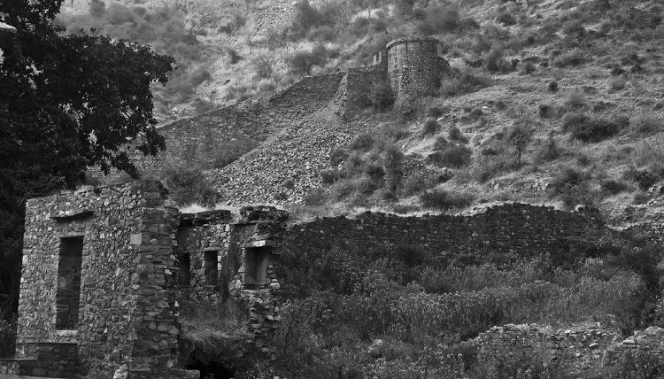 Vende të frikshme ku nuk mund të udhëtoni vetëm 2 m Bhangarh Fort India