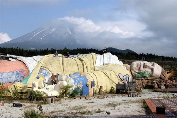 Vende të frikshme ku nuk mund të udhëtoni vetëm 9 m Gulliveru2019s Travels Park Kawaguchi