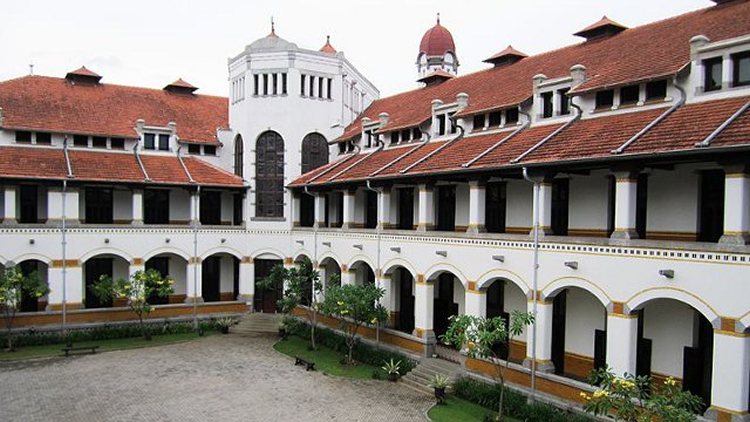 Vende të frikshme ku nuk mund të udhëtoni vetëm 4 m Lawang Sewu Semarang