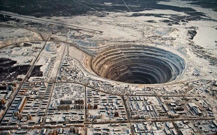 Vende të frikshme ku nuk mund të udhëtoni vetëm 14 m Mirny Diamond Mine Eastern Siberia