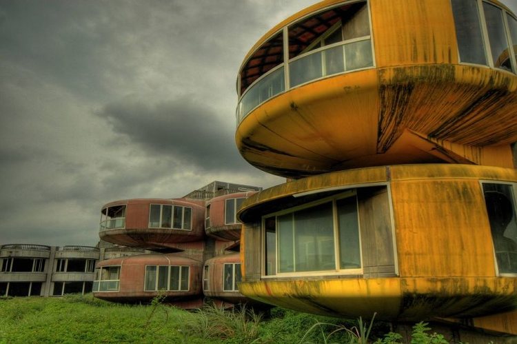 Vende të frikshme ku nuk mund të udhëtoni vetëm 10 m Sanzhi UFO Houses San Zhi 1