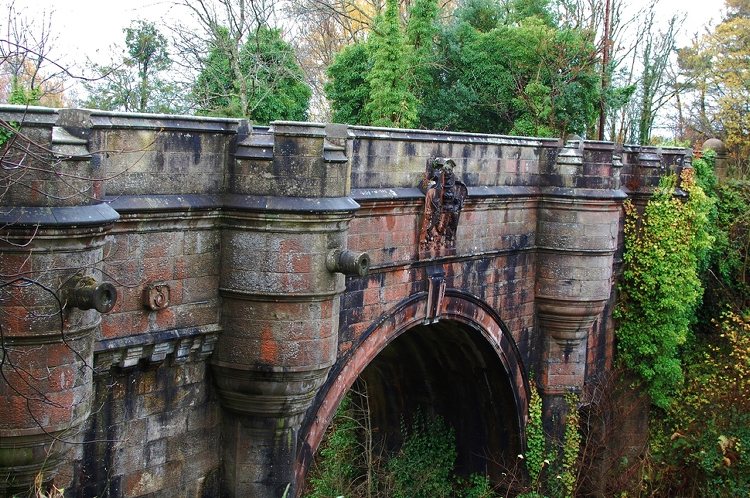 Vende të frikshme ku nuk mund të udhëtoni vetëm 15 m The Overtoun Bridge 1