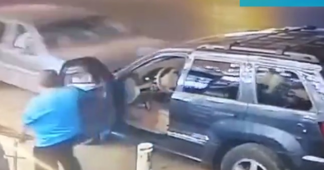 VIDEO / Aksidenti i frikshëm, babë e bijë shpëtojnë mrekullisht makina
